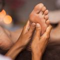 Friction massage technique applied to the foot, focusing on deep circular movements to release tension and improve localized blood circulation.